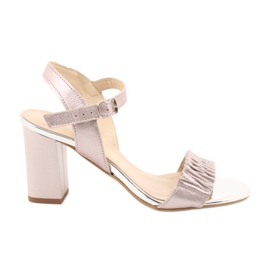 Sandales en cuir sur le pilier Gamis 3949 rose gris