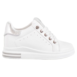 SHELOVET Chaussures de sport sur un coin blanc