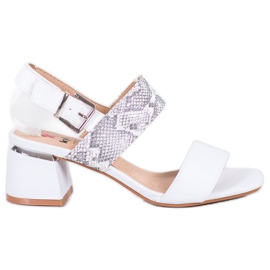 Kylie Sandales à la mode sur un bar blanc