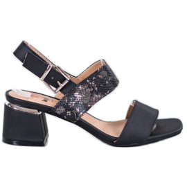 Kylie Sandales à la mode sur un bar noir