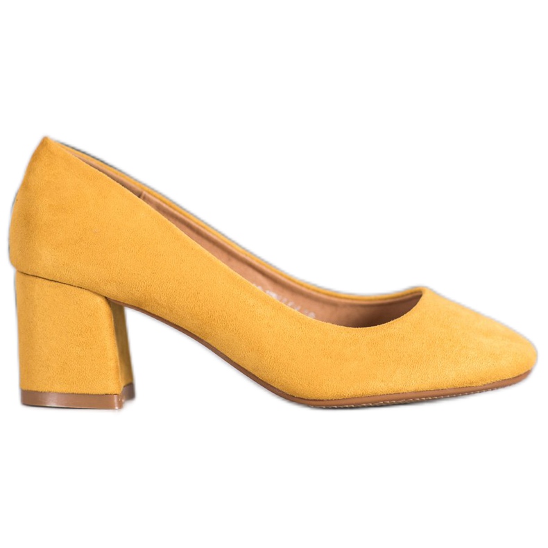 Fama Escarpins en daim sur un pilier jaune