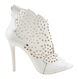 Sandales blanches, talons ajourés 1439-41