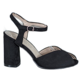 Filippo Sandales noires sur un bar