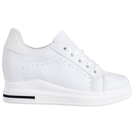 SHELOVET Chaussures de sport sur un coin blanc