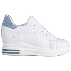 SHELOVET Chaussures de sport sur un coin blanc