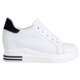 SHELOVET Chaussures de sport sur un coin blanc