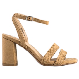 Kylie Sandales en daim sur un bar beige