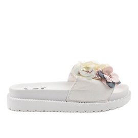 PT-109 chaussons blancs avec fleurs blanche
