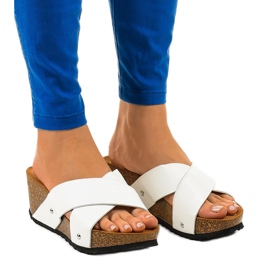 Sandales blanches sur un talon compensé pantoufles GU53
