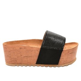 Chaussons noirs sur la plateforme 77-99