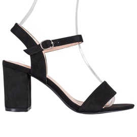 Nio Nio sandales sur un bar noir