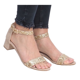 Sandales dorées sur un poteau du Montana jaune