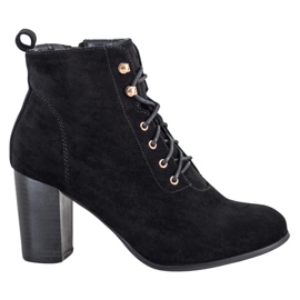 Evento Bottines noires sur un poteau le noir