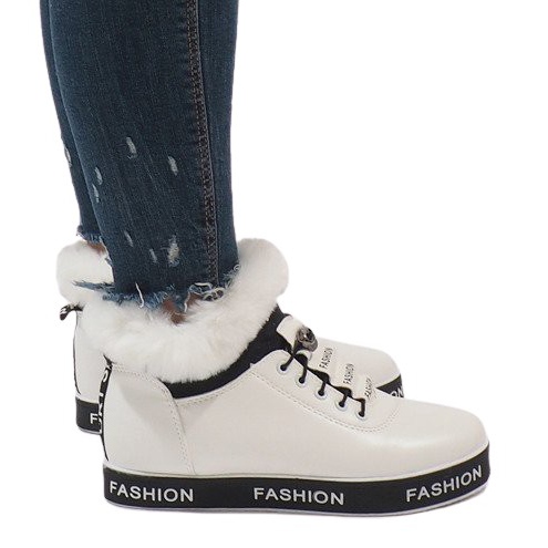 Bottes en daim à fourrure isolées blanches NB252P-1