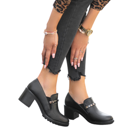 Chaussures noires pour femmes sur le poteau C17-6113