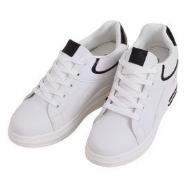 Baskets blanches BY-0370 BLANC/NOIR sur un coin caché