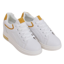 Baskets blanches BY-0370 BLANC/JAUNE sur un coin caché