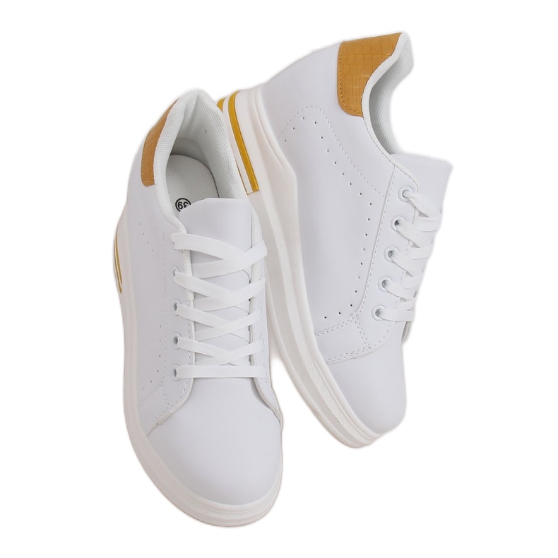 MY-0367 BLANC / JAUNE baskets blanches sur un coin caché