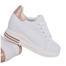 Baskets blanches MY-0367 WHITE / CHAMPAGNE sur un coin caché