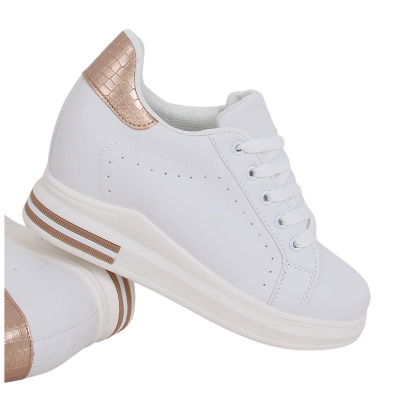 Baskets blanches MY-0367 WHITE / CHAMPAGNE sur un coin caché