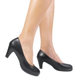 Escarpins noirs sur le poteau XF09-1