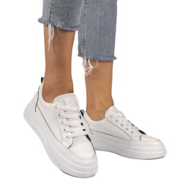 Baskets blanches sur une semelle R50 plus haute le noir