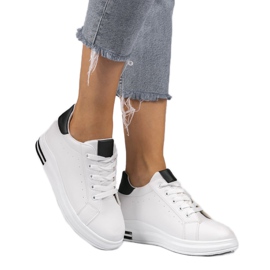 Baskets blanches sur les baskets compensées 1061 le noir