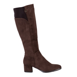 Goodin Bottes marron sur un poste bas brun