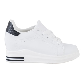 SHELOVET Chaussures de sport sur un coin blanc