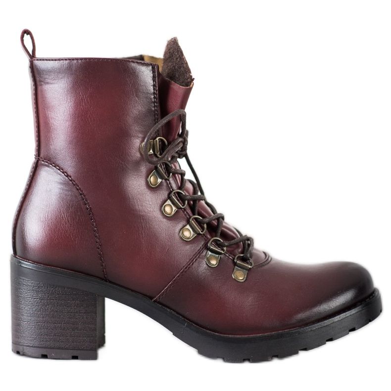 Travailleurs sur le poste VINCEZA rouge