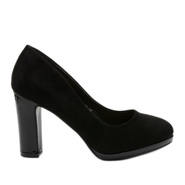 Escarpins noirs sur le poteau LEI-69