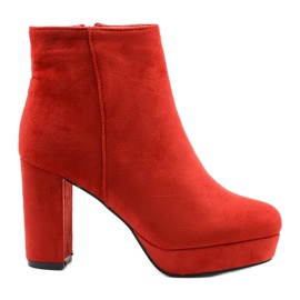 Bottines rouges sur le poste Neadarea