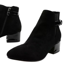 Bottes noires avec un petit post de Brizaris