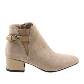 Bottes beiges avec un petit poteau de Brizaris