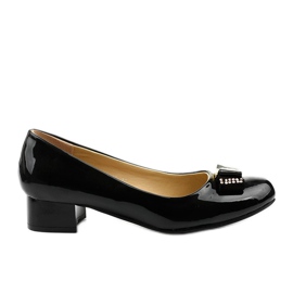 Escarpins laqués noirs sur le poteau GFA89