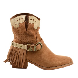 Bottines générationnelles en daim marron sur le poteau brun