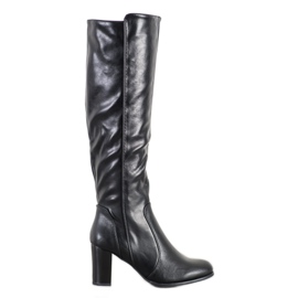 SHELOVET Bottes sur un pilier noir
