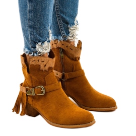 Bottines générationnelles en daim marron sur le poteau brun