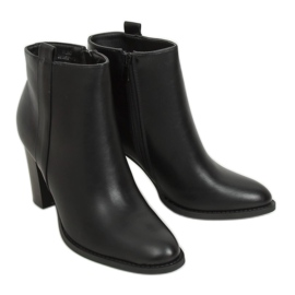 Bottes noires classiques sur le poteau UK08P Noir