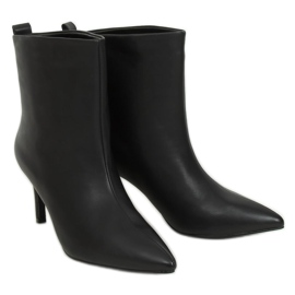Bottes noires sur une épingle noire RB69P noire