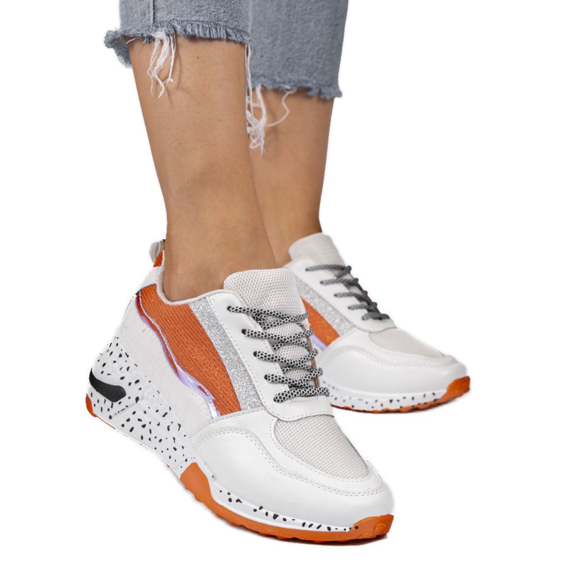 Baskets de sport blanches avec inserts noirs C-3151 le noir orange argent Baskets de sport blanches avec inserts noirs C-3151 le noir orange argent