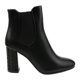Bottines noires sur le poste Chardonnay