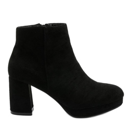 Bottines en daim noir sur le montant Mahoganis