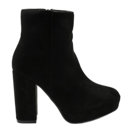 Bottines en daim noir sur le post Skye le noir