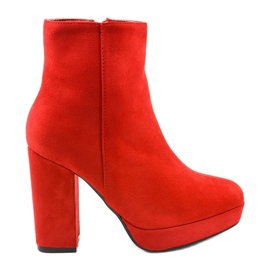 Bottines en daim rouge sur le post Skye