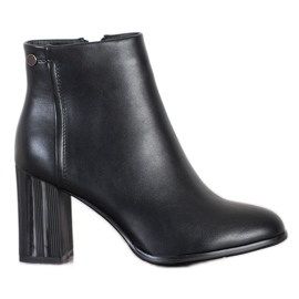 Filippo Bottes classiques sur un poteau le noir