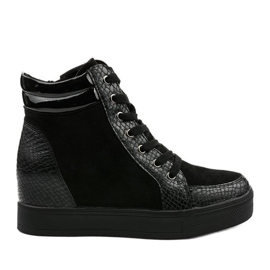 Baskets noires sur le coin de Doreal le noir