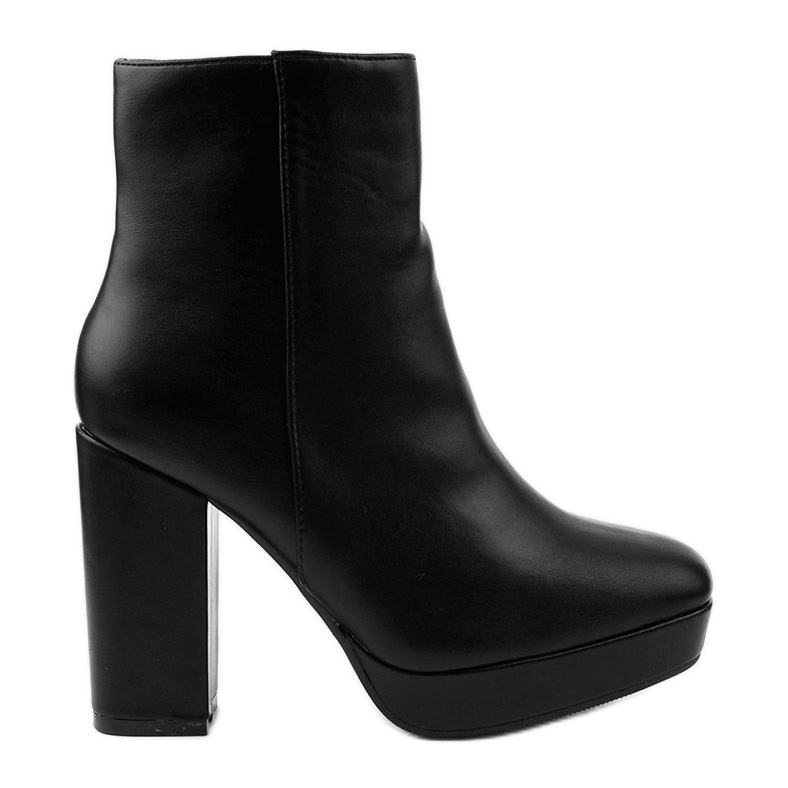 Bottes noires sur le poste Wintarish le noir