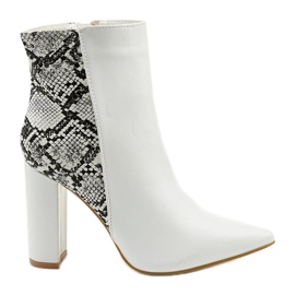 Des bottes blanches sur le post de Shyvia