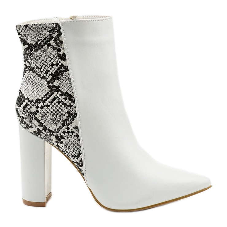 Des bottes blanches sur le post de Shyvia Des bottes blanches sur le post de Shyvia